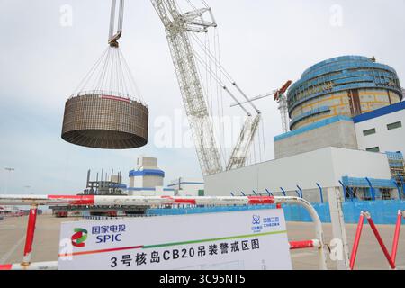 YANTAI, CHINE - 4 AOÛT 2025 - Une grosse grue soulève le module CB20 de l'île nucléaire de l'unité 3 à la centrale nucléaire de Haiyang à Yantai, dans la province du Shandong, en Chine, le 4 août 2025. Banque D'Images