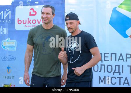 Kiev, Ukraine - 2 août 2025 : la légende ukrainienne de la boxe Volodumyr Klitschko posant avec un vétéran lors de Kiev INDESTRUCTIBLE, une compétition pour les vétérans montrant leur force et leur résilience Banque D'Images