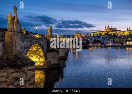 Vue de nuit sur le pont Charles sur la rivière Vltava et la cathédrale de Prague, République tchèque Banque D'Images