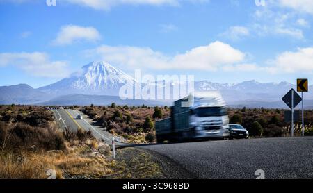 Trafic sur Desert Road. MT Ngauruhoe au loin. State Highway 1. Île du Nord. Nouvelle-Zélande. Banque D'Images