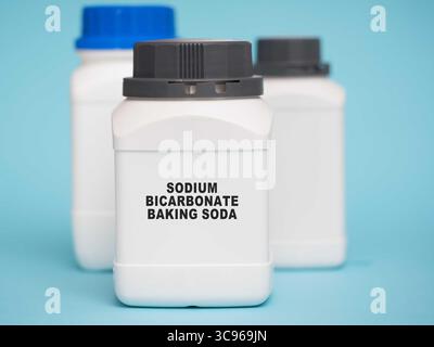 Bicarbonate de sodium (NaHCO ?) Bicarbonate de soude couramment utilisé dans la cuisine, le nettoyage et comme antiacide ; se concentrer sur la production durable. Banque D'Images
