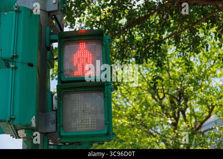 Panneau d'arrêt piéton feu rouge pour signaler aux gens d'attendre et d'arrêter de traverser la route dans Taipei chinois ou Taiwan route Banque D'Images