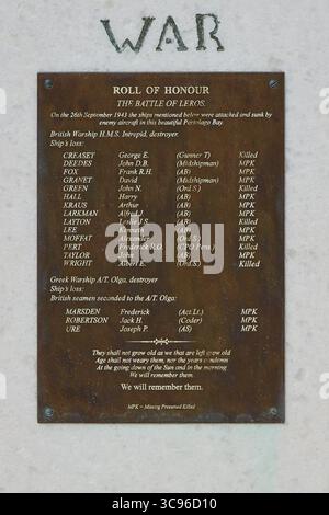 HMS Intrepid, cuirassé britannique, cuirassé grec A/T Olga, Tableau d'honneur avec les noms des soldats qui ont servi à la bataille de Leros, photos relatées t Banque D'Images
