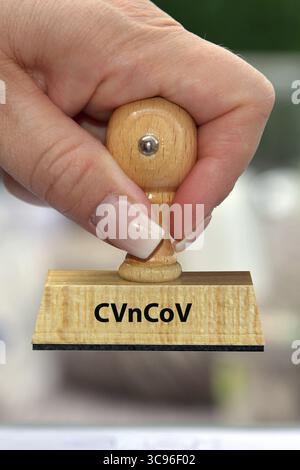 La main d'une femme tient un timbre en bois, inscription :, +, photographie de studio, République fédérale d'Allemagne Banque D'Images