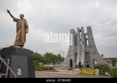 Accra, Ghana - 27 mai 2017 : vue sur le monument gris sombre et la statue de bronze du mausolée de Kwame Nkrumah sur fond d'un ciel couvert et mou. Banque D'Images