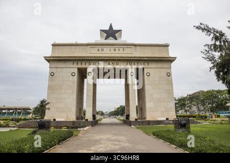 Accra, Ghana - 27 mai 2017 : vue sur l'emblématique Arche de l'indépendance, une structure en pierre légère avec une étoile noire audacieuse au sommet, sous un ciel doux et couvert. Banque D'Images
