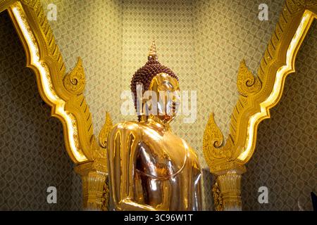 Statue de Bouddha en or massif située au temple Wat Traimit à Bangkok, Thaïlande Banque D'Images