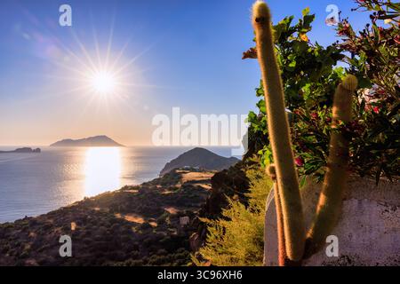 Soleil descendant sur la mer Égée, milos, Grèce Banque D'Images
