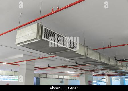 Conduit d'air de ventilation industrielle et de systèmes de tuyaux installés sur le plafond d'un bâtiment industriel. Banque D'Images