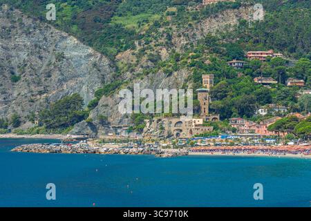 La lumière du soleil illumine le pittoresque village côtier de Monterosso al Mare, niché dans les montagnes le long de la côte des Cinque Terre Banque D'Images