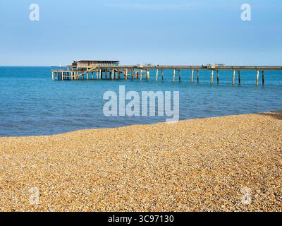 Plage de galets et jetée à Deal dans le Kent Angleterre Banque D'Images