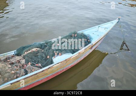 Filets de pêche dans un vieux bateau en bois. Banque D'Images