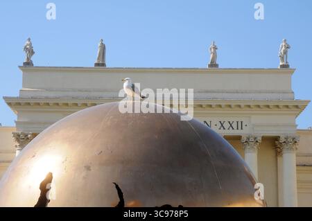 Sphère dans une sphère dans la cour de la pomme de pin dans la Cité du Vatican. Banque D'Images