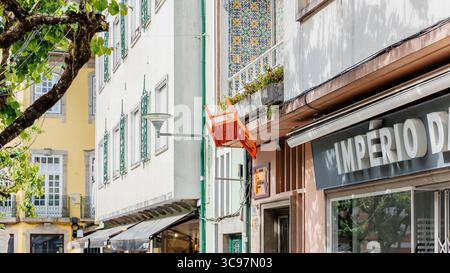 Braga, Portugal - 26 mai 2024 : détail de l'architecture du bâtiment et des magasins dans le centre-ville historique par une belle journée de printemps Banque D'Images