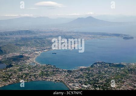 Vue aérienne sur la baie de Naples depuis le lac Fusaro, sur Baiae, le port de Pozzuoli, Naples et vers le Vésuve par une journée ensoleillée d'avril. Banque D'Images