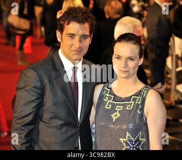 Clive Owen et sa femme Sarah Jane lors de la première britannique de « Duplicity » à l'Empire Leicester Square à Londres - 10 mars 2009 Banque D'Images