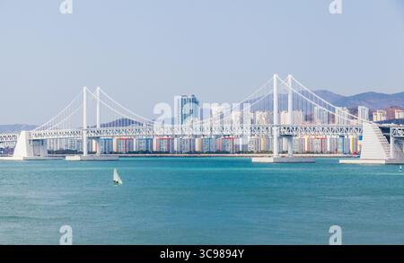 Ville de Busan, République de Corée, paysage urbain côtier avec Gwangandaegyo ou Diamond Bridge Banque D'Images