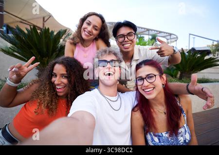 Groupe de jeunes amis heureux prenant un selfie à l'extérieur. Banque D'Images
