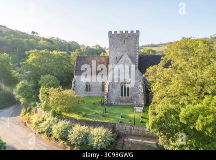 vue aérienne de l'église sacrée de la trinité classée grade 1 à poynings dans le parc national south downs dans l'ouest du sussex datant du xive siècle Banque D'Images
