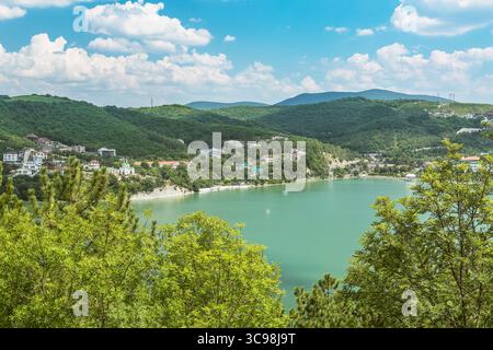 Belle vue sur le lac Abrau-Durso dans les montagnes du Caucase. Banque D'Images