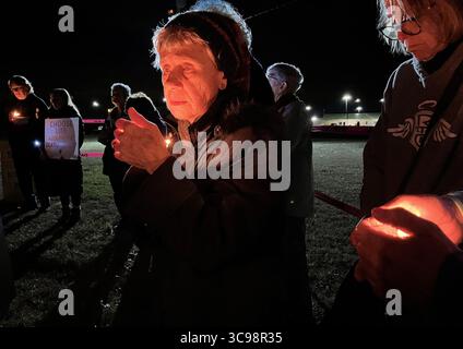 3 janvier 2023, bonne Terre, Missouri, USA : Sr. MARGARET GUZZARDO des Sœurs de Joseph de Cardondelet rejoint environ 50 manifestants devant la prison d'État de bonne Terre mardi, lors de l'exécution d'Amber McLaughlin pour le meurtre en 2003 de l'ex-petite amie de McLaughlin, Beverly Guenther. McLaughlin, qui a signé une déclaration écrite finale portant un ancien nom, Scott McLaughlin, est le premier détenu ouvertement transgenre exécuté aux États-Unis. (Crédit image : © Robert Cohen/réussi Louis Post-Dispatch via ZUMA Press Wire) Banque D'Images