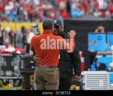 30 décembre 2022, Charlotte, Caroline du Nord, États-Unis d'Amérique : 30 décembre 2022 : Steve Wilks, entraîneur-chef intérimaire des Carolina Panthers et Ruffin McNeill, assistant spécial de l'entraîneur-chef de Caroline du Nord, lors du match de bowling de football de la NCAA entre le Wolfpack d'État de Caroline du Nord et les Terrapins du Maryland au Mayo Bowl du Dukeâ€ ™ s au Bank of America Stadium de Charlotte, Caroline du North Carolina. Presse Wes Hight/Zuma (crédit image : © Wes Hight/ZUMA Press Wire) Banque D'Images