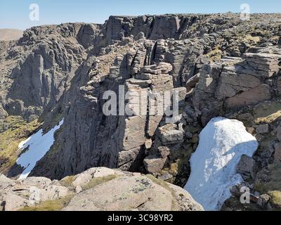 Vue vers le sommet de Cairn Lochan et Stob Coire an t-Sneachda sur le plateau de Cairngorm dans les montagnes de Cairngorms près d'Aviemore, en Écosse Banque D'Images