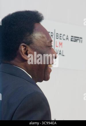 30 décembre 2022, New York, New York, États-Unis : Edson Arantes do Nascimento connu sous le nom de â€œPelÃ©â€ , la légende du football brésilien qui a remporté trois coupes du monde est décédé à l'hôpital Albert Einstein de Sao Paolo à cause d'une défaillance d'organe due à un cancer progressif du côlon. Il avait 82 ans. PHOTO : L'ancien footballeur brésilien Edson Arantes do Nascimento aka PelÃ© arrive à la première mondiale de PelÃ© : naissance d'Une légende au Tribeca film Festival 2016 à New York, New York le samedi 23 avril 2016. ELISA ANDREA/PI (crédit image : © Prensa Internacional via ZUMA Press Wire) Banque D'Images