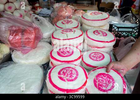 20 janvier 2023, Bangkok, Bangkok, Thaïlande : des gâteaux traditionnels chinois sont vus en vente chez un vendeur de chariots à Chinatown. Le nouvel an lunaire 2023 (l’année du lapin), également connu sous le nom de nouvel an chinois et de Festival du printemps, commence lorsque les touristes chinois retournent en Thaïlande pour la première fois depuis le début du confinement zéro covid en Chine continentale il y a 3 ans. Le gouvernement thaïlandais s'attend à ce qu'au moins cinq millions de touristes chinois visitent le Royaume cette année. (Crédit image : © Matt Hunt/ZUMA Press Wire) Banque D'Images