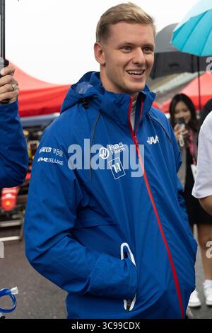 9 octobre 2022, Suzuka, Préfecture de Mie, Japon : MICK SCHUMACHER de Haas F1 Team #47, fils de Michael Schumacher, légende de la formule 1, sur le circuit de Suzuka avant sa dernière saison pour Haas. Le junior Schumacher a été renvoyé en faveur de Nico HÃ¼lkenberg pour remplacer son siège à plein temps pour l'équipe américaine après que Schumacher a coûté des millions de dollars à l'équipe en s'écrasant fréquemment dans la saison de F1 2022. Mick Schumacher reviendra au tournoi de la saison F1 2023 en tant que pilote de réserve pour Petronas Mercedes AMG...Motorsports, Grand Prix Racing, Racecar, Celebrities, Suzuka circuit, FIA, népotisme. (Crédit Imag Banque D'Images