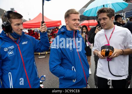 9 octobre 2022, Suzuka, préfecture de Mie, Japon : MICK SCHUMACHER de Haas F1 Team #47, fils de la légende de la formule 1 Michael Schumacher (au centre), a un parapluie tenu pour lui, sur le circuit de Suzuka avant sa dernière saison pour Haas. Le junior Schumacher a été renvoyé en faveur de Nico HÃ¼lkenberg pour remplacer son siège à plein temps pour l'équipe américaine après que Schumacher a coûté des millions de dollars à l'équipe en s'écrasant fréquemment dans la saison de F1 2022. Mick Schumacher reviendra au tournoi de la saison de F1 2023 en tant que pilote de réserve pour Petronas Mercedes AMG...Motorsports, Grand Prix Racing, Racecar, célébrités, Suzu Banque D'Images