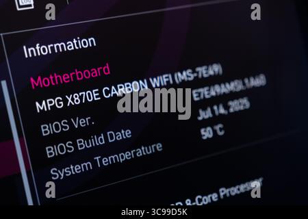 Poznan, Pologne - 29 juillet 2025 : gros plan d'un écran numérique affichant divers diagnostics de matériel informatique, montrant les détails spécifiques de la carte mère, B Banque D'Images