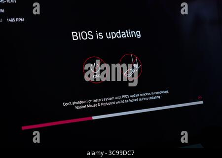 Poznan, Pologne - 29 juillet 2025 : un écran d'ordinateur affiche un message de mise à jour du BIOS et des avertissements cruciaux sur le fait de ne pas s'arrêter pendant le firmware Banque D'Images