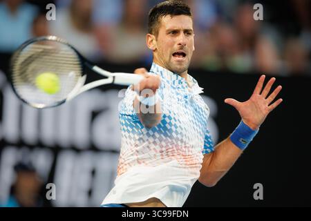 27 janvier 2023 : 4e Seed NOVAK DJOKOVIC de Serbie en action contre TOMMY PAUL des États-Unis sur Rod laver Arena dans un match de demi-finale en simple masculin le jour 12 de l'Open d'Australie 2023 à Melbourne, Australie. Sydney Low/Cal Sport Media (crédit image : © Sydney Low/CSM via ZUMA Press Wire) Banque D'Images