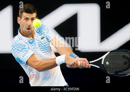 27 janvier 2023 : 4e Seed NOVAK DJOKOVIC de Serbie en action contre TOMMY PAUL des États-Unis sur Rod laver Arena dans un match de demi-finale en simple masculin le jour 12 de l'Open d'Australie 2023 à Melbourne, Australie. Sydney Low/Cal Sport Media (crédit image : © Sydney Low/CSM via ZUMA Press Wire) Banque D'Images