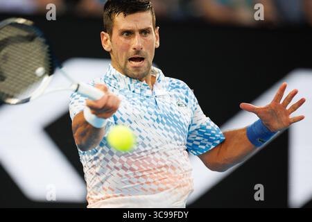 27 janvier 2023 : 4e Seed NOVAK DJOKOVIC de Serbie en action contre TOMMY PAUL des États-Unis sur Rod laver Arena dans un match de demi-finale en simple masculin le jour 12 de l'Open d'Australie 2023 à Melbourne, Australie. Sydney Low/Cal Sport Media (crédit image : © Sydney Low/CSM via ZUMA Press Wire) Banque D'Images