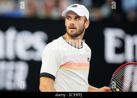 27 janvier 2023 : TOMMY PAUL des États-Unis en action contre NOVAK DJOKOVIC de Serbie, 4e favori, à Rod laver Arena, dans un match de demi-finale en simple masculin, le jour 12 de l'Open d'Australie 2023 à Melbourne, en Australie. Sydney Low/Cal Sport Media (crédit image : © Sydney Low/CSM via ZUMA Press Wire) Banque D'Images