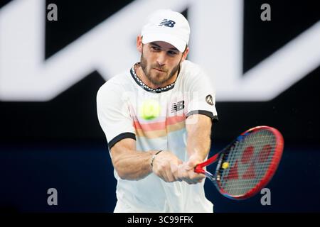 27 janvier 2023 : TOMMY PAUL des États-Unis en action contre NOVAK DJOKOVIC de Serbie, 4e favori, à Rod laver Arena, dans un match de demi-finale en simple masculin, le jour 12 de l'Open d'Australie 2023 à Melbourne, en Australie. Sydney Low/Cal Sport Media (crédit image : © Sydney Low/CSM via ZUMA Press Wire) Banque D'Images