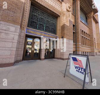 19 octobre 2022, Sioux City, Iowa, États-Unis : le vote anticipé a commencé aujourd'hui pour l'élection générale de mi-mandat au palais de justice du comté de Woodbury, mercredi. Le vote par anticipation dure jusqu'au 7 novembre. Le palais de justice est un joyau de style William Steele architectural Prairie School construit au début des années 1900 et inscrit sur le registre national des lieux historiques. (Crédit image : © Jerry Mennenga/ZUMA Press Wire) Banque D'Images