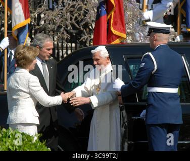 16 avril 2008, Washington, District de Columbia, États-Unis : le pape Benoît XVI , à droite, est accueilli par la première dame Laura Bush, à gauche, et le président des États-Unis George W. Bush, au centre, alors qu'il arrive à la Maison Blanche à Washington, DC le mercredi 16 avril 2008 (image crédit : © Ron Sachs/CNP via ZUMA Press Wire) Banque D'Images