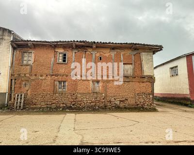 Ancienne maison en adobe avec paille, murs de boue et poutres en bois dans un village espagnol. Banque D'Images
