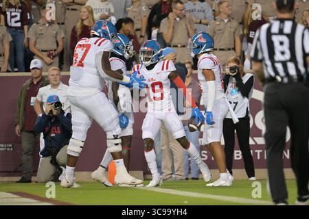 29 octobre 2022 : le récepteur Dayton Wade #19 des rebelles du Mississippi attrape le ballon et marque un touchdown et célèbre avec son équipe lors du match entre les Texas A&M University Aggies et les University of Mississippi Rebels à Kyle Field à College Station, Texas. Aggies mène la première mi-temps contre les rebelles, 14-10. Patrick Green/CSM (image crédit : © Patrick Green/CSM via ZUMA Press Wire) Banque D'Images