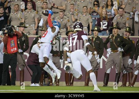 29 octobre 2022 : le récepteur Dayton Wade #19 des Mississippi Rebels attrape le ballon et marque un touchdown pendant le match entre les Texas A&M University Aggies et les University of Mississippi Rebels à Kyle Field à College Station, Texas. Aggies mène la première mi-temps contre les rebelles, 14-10. Patrick Green/CSM (image crédit : © Patrick Green/CSM via ZUMA Press Wire) Banque D'Images