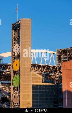 Seattle, États-Unis - 29 juillet 2025 : vue sur les détails architecturaux du stade Lumen Field et les horloges vibrantes sur le ciel bleu clair. Banque D'Images