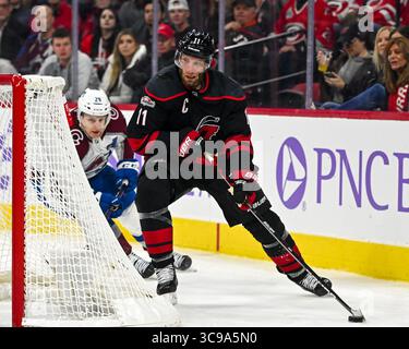 17 novembre 2022, Raleigh, Caroline du Nord, États-Unis d'Amérique : Jordan Staal (11 ans), centre des Hurricanes de Caroline, patine derrière le filet dans la troisième période d'un match entre l'Avalanche du Colorado et les Hurricanes de Caroline au PNC Arena de Raleigh, NC, le 17 novembre 2022. (Crédit image : © Spencer Lee/ZUMA Press Wire) Banque D'Images