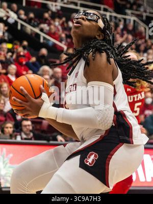 20 janvier 2023 Palo Alto CA, États-Unis L'attaquante de Stanford Francesca Belibi (5) se rend au panier lors du match de basket féminin de la NCAA entre les Utah Utes et le Cardinal de Stanford. Stanford Beat Utah 74-62 au Maples Pavilion Palo Alto, CA Thurman James /CSM (crédit image : © Thurman James/CSM via ZUMA Press Wire) Banque D'Images