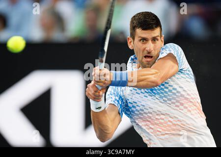 27 janvier 2023 : 4e Seed NOVAK DJOKOVIC de Serbie en action contre TOMMY PAUL des États-Unis sur Rod laver Arena dans un match de demi-finale en simple masculin le jour 12 de l'Open d'Australie 2023 à Melbourne, Australie. Sydney Low/Cal Sport Media (crédit image : © Sydney Low/CSM via ZUMA Press Wire) Banque D'Images