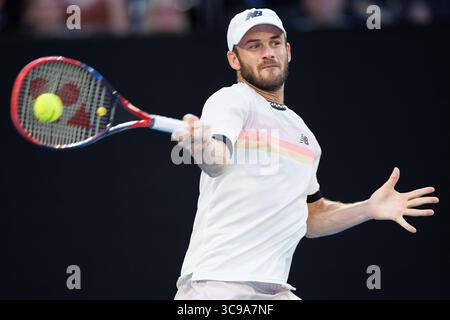 27 janvier 2023 : TOMMY PAUL des États-Unis en action contre NOVAK DJOKOVIC de Serbie, 4e favori, à Rod laver Arena, dans un match de demi-finale en simple masculin, le jour 12 de l'Open d'Australie 2023 à Melbourne, en Australie. Sydney Low/Cal Sport Media (crédit image : © Sydney Low/CSM via ZUMA Press Wire) Banque D'Images