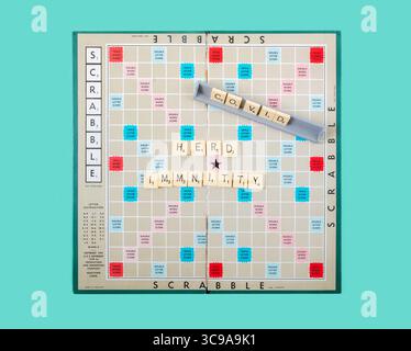 Ville de Lviv, Ukraine, juin 2021. Plateau de jeu Scrabble. Un jeu américain classique. Jeux de société et divertissements familiaux. Photo de haute qualité Banque D'Images