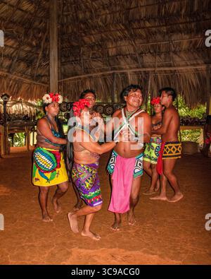 24 novembre 2008, Tusipono Embera, Province de Panama, Panama : les hommes et les femmes indigènes Embera en tenue traditionnelle exécutent une danse dans un village Embera au Panama. (Crédit image : © Jon G. Fuller / Vwpics/VW pics via ZUMA Press Wire) Banque D'Images